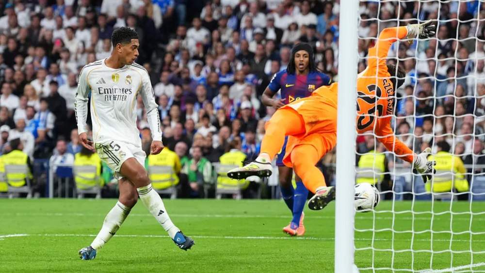 Jude Bellingham, en el momento de marcar el segundo gol del Real Madrid ante el Barça en el partido de esta tarde. Jude Bellingham, en el momento de marcar el segundo gol del Real Madrid ante el Barça en el partido de esta tarde.