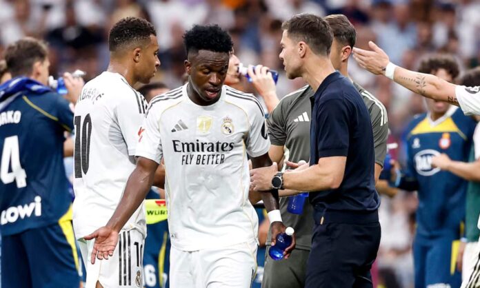 Los 3 únicos partidos en los que Vinicius jugó los Vinicius Junior y Xabi Alonso, hablando durante un partido de Liga del Real Madrid en el estadio Santiago Bernabéu.