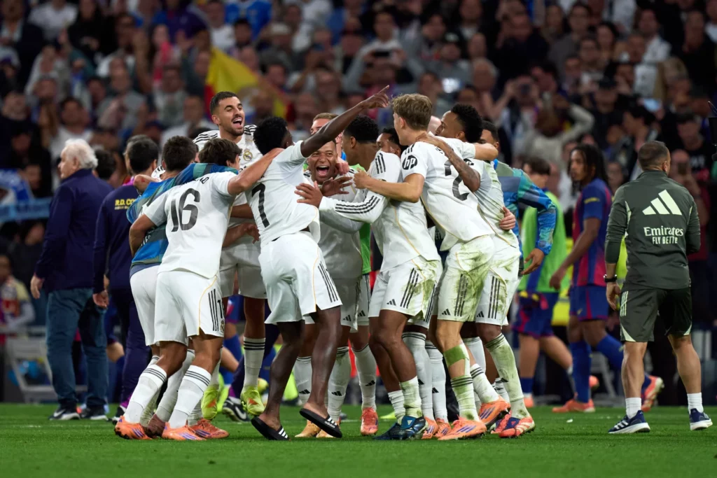 - Qedine Los jugadores del Real Madrid celebran unidos la victoria en El Clásico