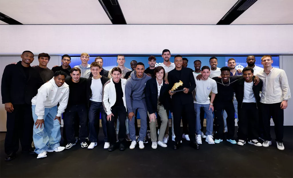 - Qedine Mbappé posa con sus compañeros del Real Madrid con la Bota de Oro