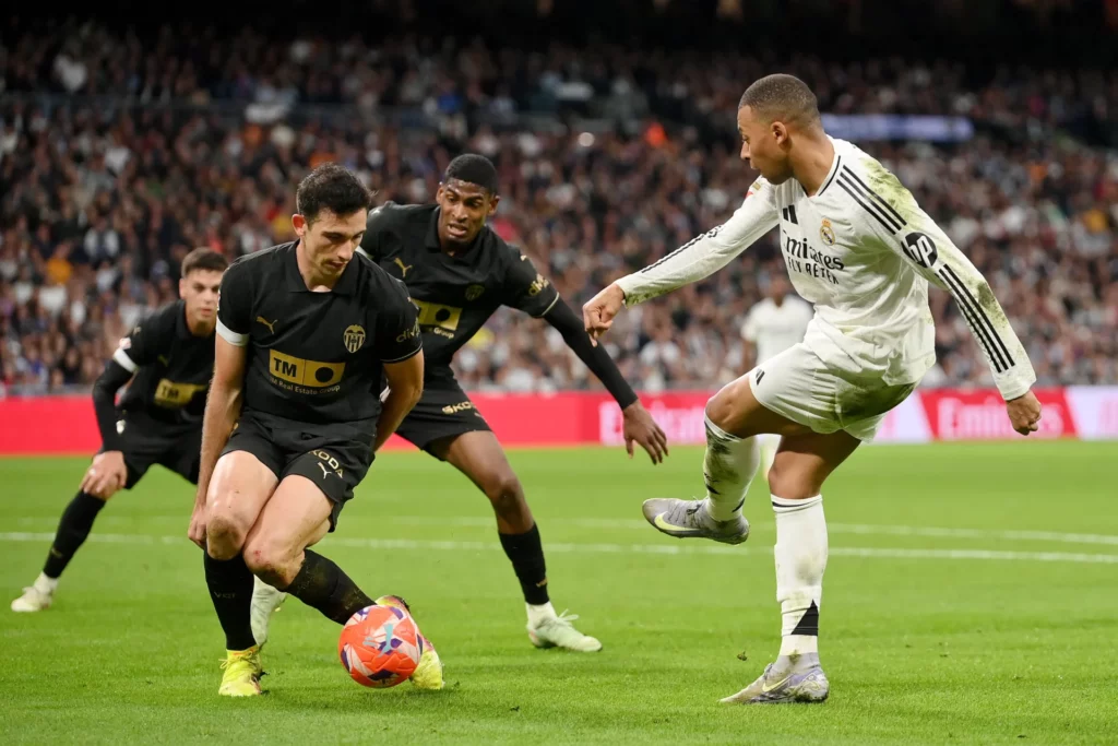 - Qedine Mbappé centra durante el último partido entre Real Madrid y Valencia CF en el Santiago Bernabéu