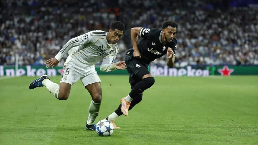 Carrera de Jude Bellingham, intentando escapar de Lloyd Kelly, durante el partido de esta noche entre Real Madrid y Juventus. Carrera de Jude Bellingham, intentando escapar de Lloyd Kelly, durante el partido de esta noche entre Real Madrid y Juventus.