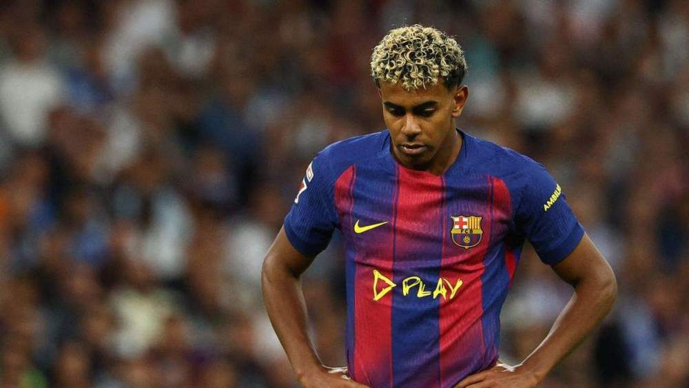 Lamine Yamal cabizbajo en el Clásico.