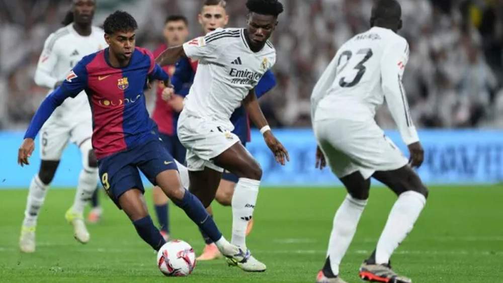 Lamine Yamal jugando contra el Real Madrid en un Clásico de la temporada pasada. Lamine Yamal jugando contra el Real Madrid en un Clásico de la temporada pasada.