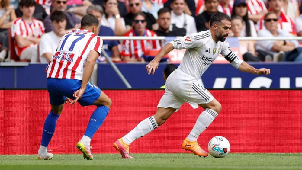 Dani Carvajal durante el derbi madrileño del Riyadh Air Metropolitano correspondiente a la temporada 25/26