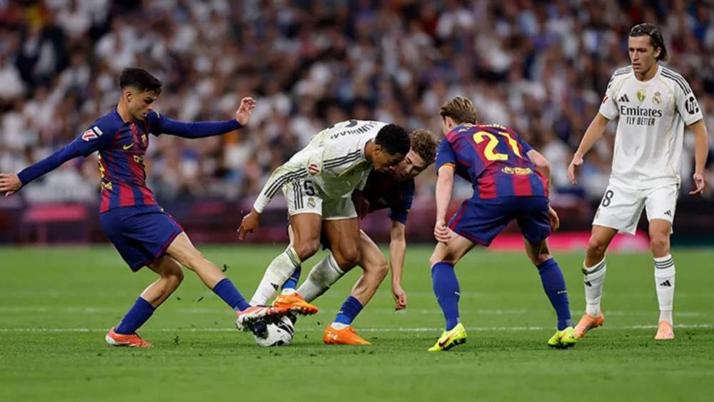 El partido del Madrid contra el Barça ha vuelto a poner de manifiesto el 'entorno' enemistoso con el que tienen que lidiar los blancos. El partido del Madrid contra el Barça ha vuelto a poner de manifiesto el 'entorno' enemistoso con el que tienen que lidiar los blancos.