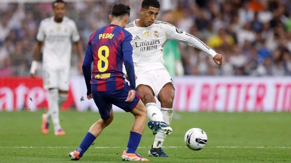Jude Bellingham da un pase frente a Pedri en el primer Clásico de la temporada 25/26 Jude Bellingham da un pase frente a Pedri en el primer Clásico de la temporada 25/26