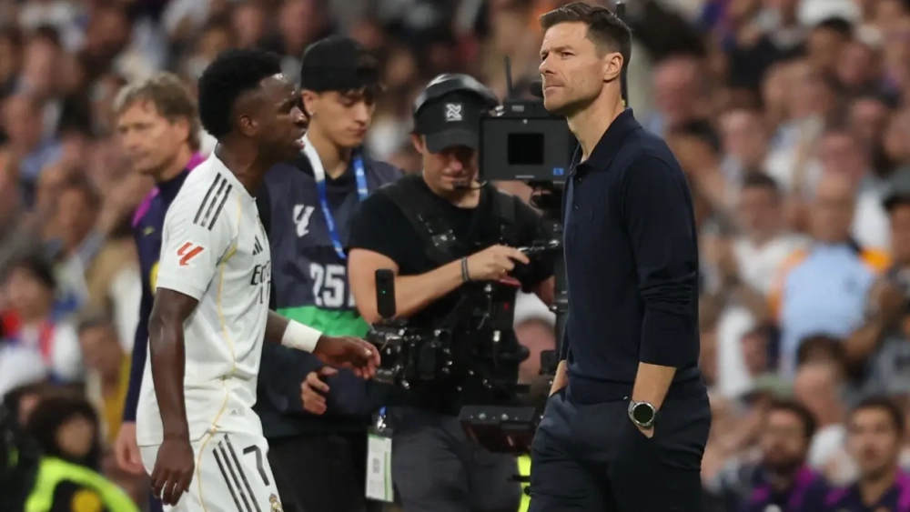 Xabi Alonso y Vinícius Júnior durante el cambio del Clásico.  Xabi Alonso y Vinícius Júnior durante el cambio del Clásico.