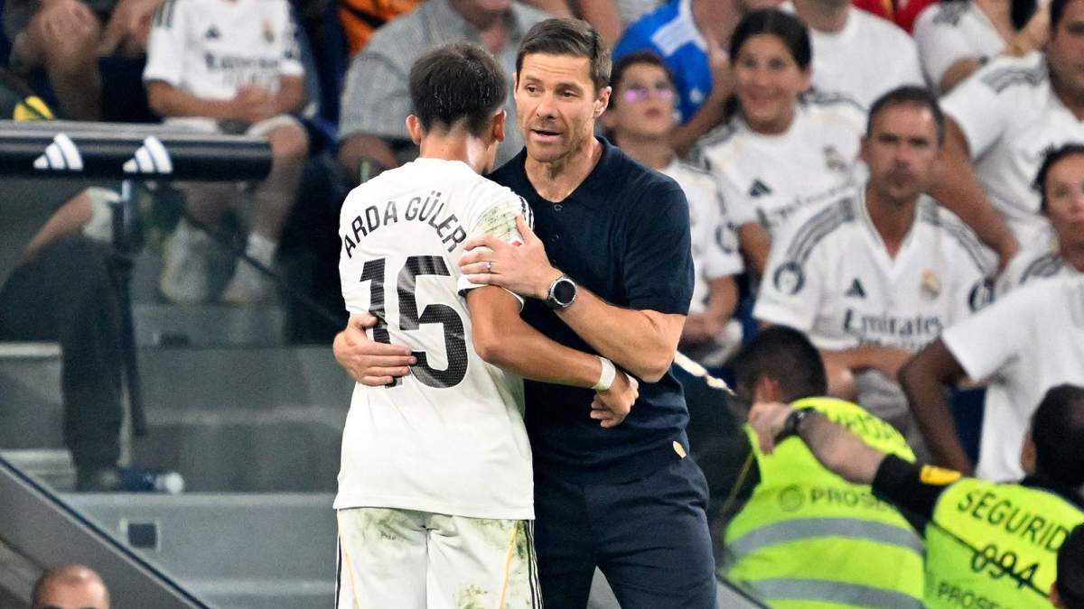 Xabi Alonso y Arda Güler, abrazándose durante un partido del Real Madrid durante esta temporada.
