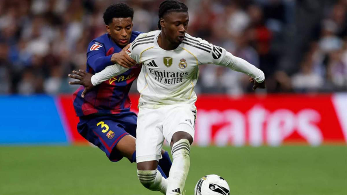 Eduardo Camavinga y Alejandro Balde compitiendo un balón en el Clásico. Eduardo Camavinga y Alejandro Balde compitiendo un balón en el Clásico.