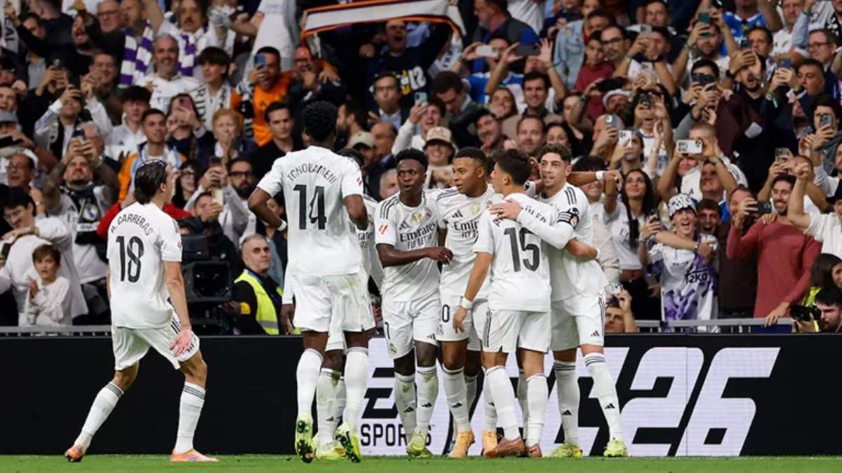 Los futbolistas del Real Madrid, celebrando uno de los goles ante el Barcelona en el partido del domingo pasado en el Santiago Bernabéu. Los futbolistas del Real Madrid, celebrando uno de los goles ante el Barcelona en el partido del domingo pasado en el Santiago Bernabéu.