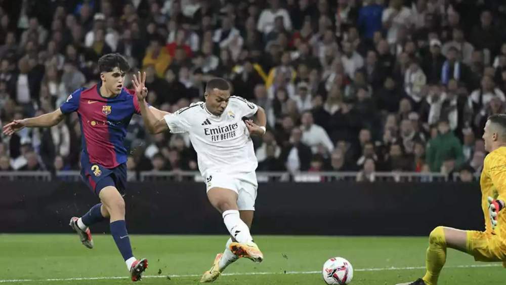 Pau Cubarsí y Kylian Mbappé, durante un Clásico reciente entre el Real Madrid y el Barcelona. Pau Cubarsí y Kylian Mbappé, durante un Clásico reciente entre el Real Madrid y el Barcelona.