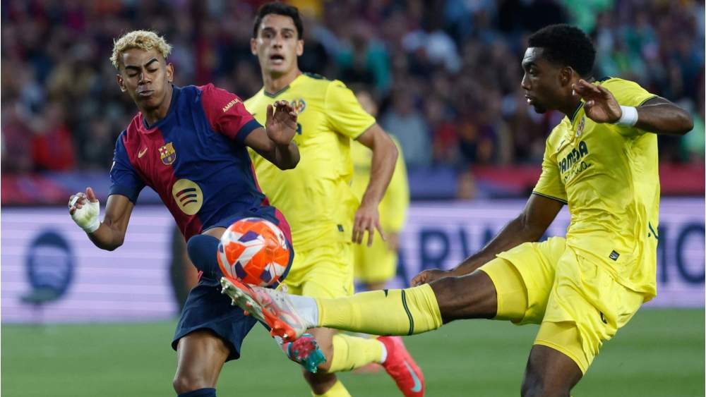 Lamine Yamal, en la lucha por un balón durante un encuentro del curso pasado entre el Barcelona y el Villarreal. Lamine Yamal, en la lucha por un balón durante un encuentro del curso pasado entre el Barcelona y el Villarreal.