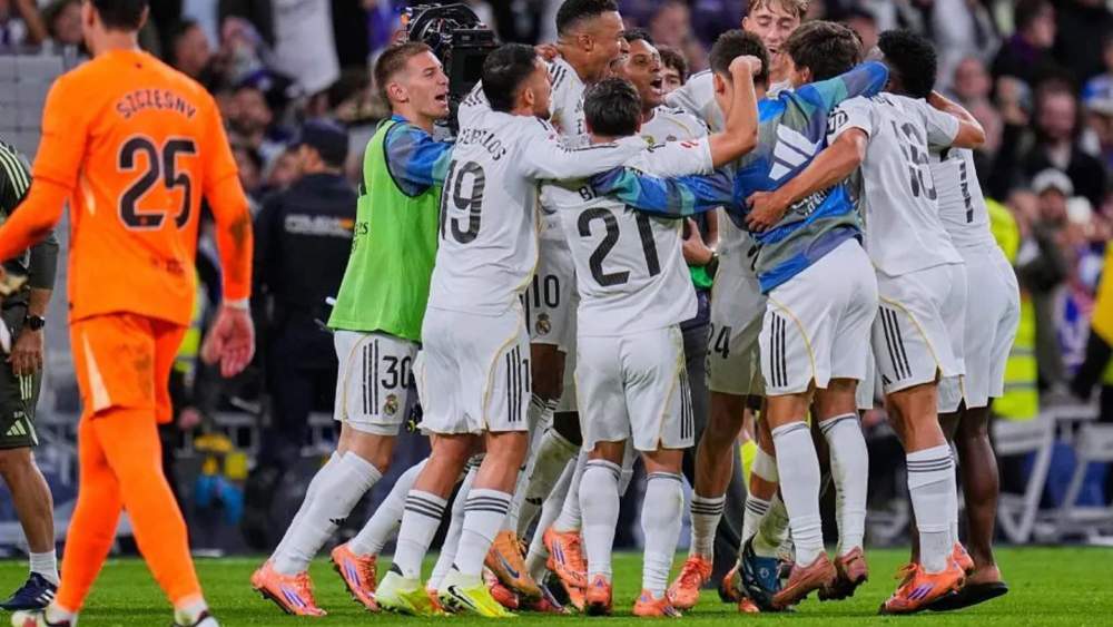 Los jugadores del Real Madrid celebran la victoria ante el Barça después del final del partido del fin de semana pasado.