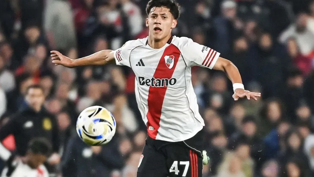 Juan Cruz Meza disputando un partido con River Plate. Juan Cruz Meza disputando un partido con River Plate.