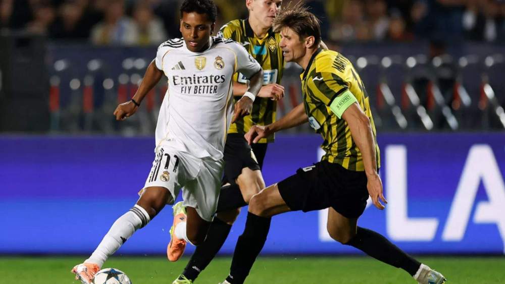 Rodrygo Goes esquiva a un defensor del Kairat Almaty en el Estadio Central