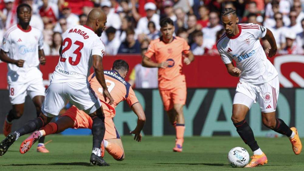 Un jugador del Sevilla controla el balón en el partido entre Sevilla y FC Barcelona de la temporada 25/26