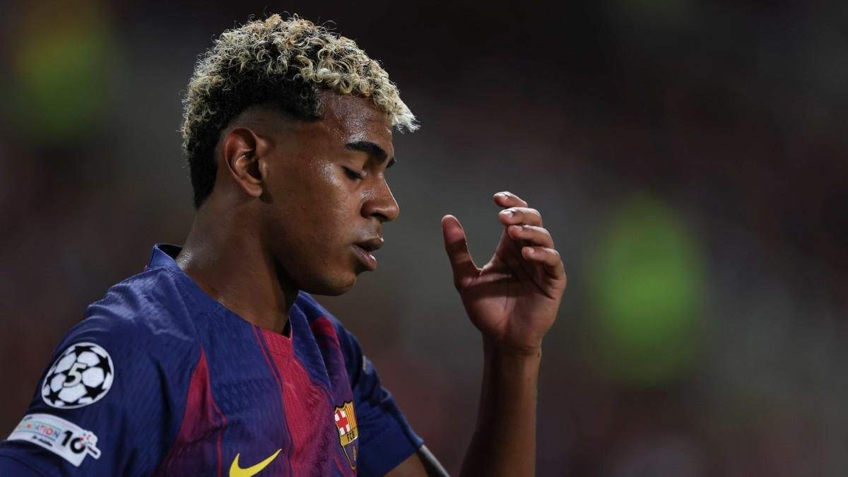 Lamine Yamal lamentándose de una acción en el partido contra el PSG