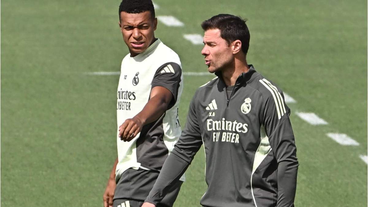 Kylian Mbappé y Xabi Alonso, durante un entrenamiento reciente del Real Madrid en la Ciudad Deportiva de Valdebebas. Kylian Mbappé y Xabi Alonso, durante un entrenamiento reciente del Real Madrid en la Ciudad Deportiva de Valdebebas.