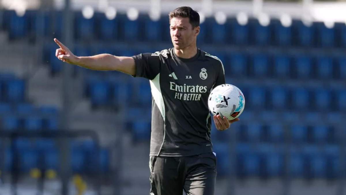 Xabi Alonso dirigiendo el entrenamiento de esta mañana (1) Xabi Alonso dirigiendo el entrenamiento de esta mañana (1)