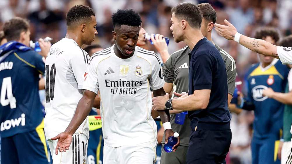 Vinicius Junior y Xabi Alonso, hablando durante un partido de Liga del Real Madrid en el estadio Santiago Bernabéu. Vinicius Junior y Xabi Alonso, hablando durante un partido de Liga del Real Madrid en el estadio Santiago Bernabéu.