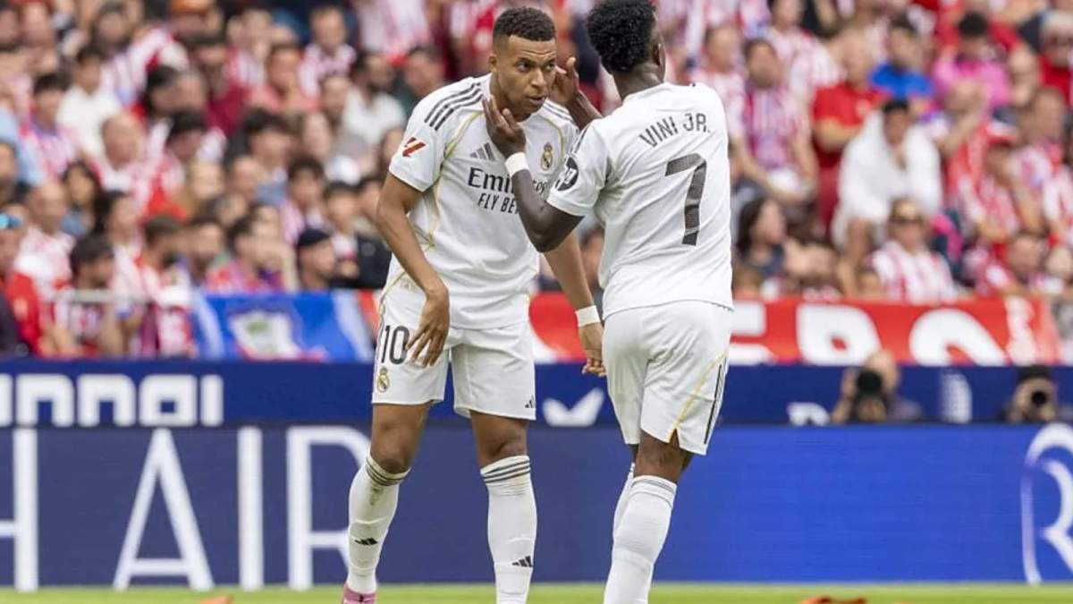 Kylian Mbappé celebra con Vinicius Junior el primer gol del Real Madrid, obra del francés.