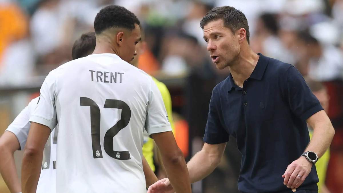 Trent Alexander Arnold hablando con Xabi Alonso Trent Alexander Arnold hablando con Xabi Alonso