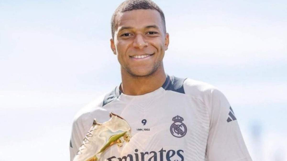 Mbappé con la Bota de Oro en Valdebebas Mbappé con la Bota de Oro en Valdebebas