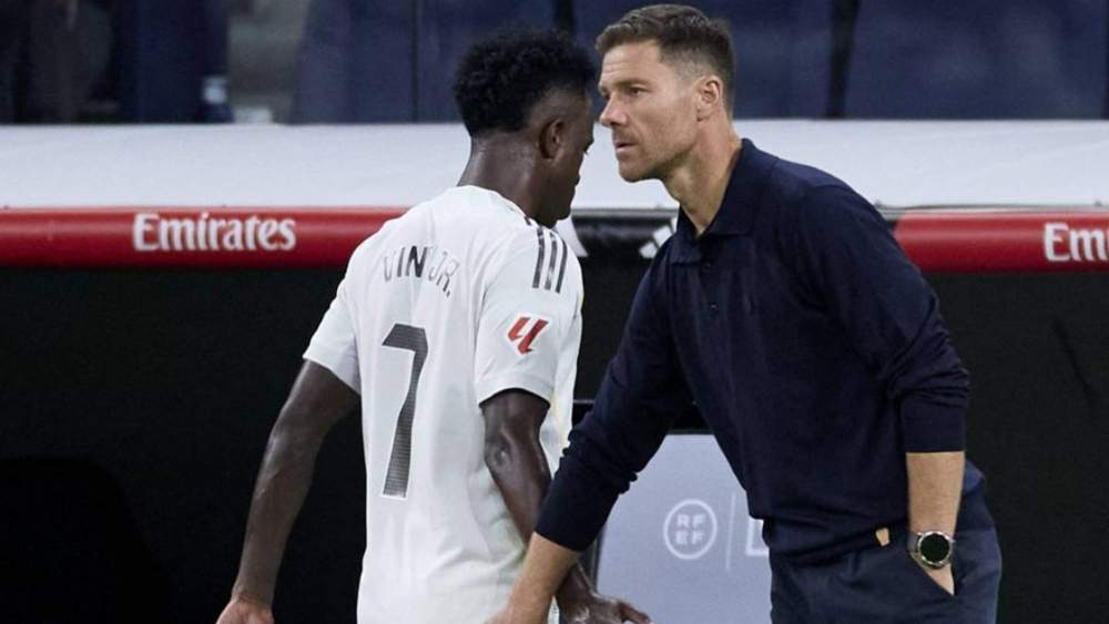 Vinicius Junior y Xabi Alonso, después de que el futbolista fuera sustituido en el Clásico. Vinicius Junior y Xabi Alonso, después de que el futbolista fuera sustituido en el Clásico.