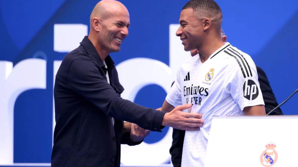Zinédine Zidane y Kylian Mbappé durante su presentación como jugador del Real Madrid