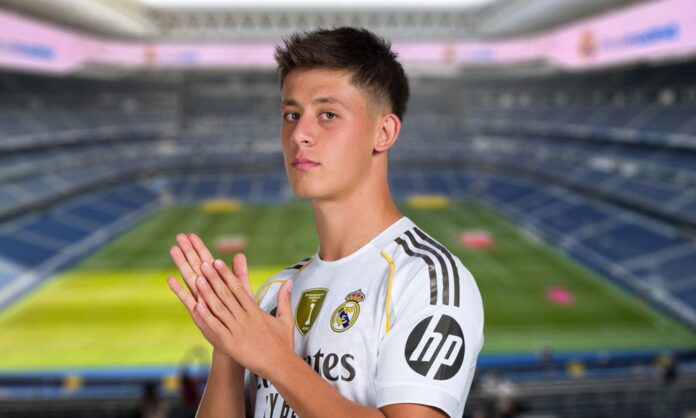 Arda Güler con la camiseta del Real Madrid y el Santiago Bernabéu.