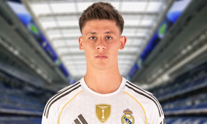 Arda Güler con la camiseta del Real Madrid y el Santiago Bernabéu.