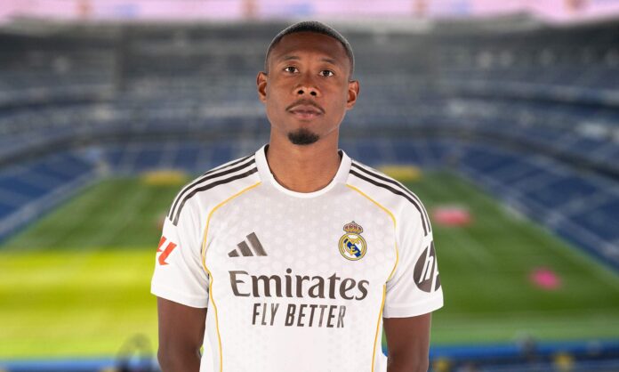 David Alaba con la camiseta del Real Madrid y el Santiago Bernabéu.
