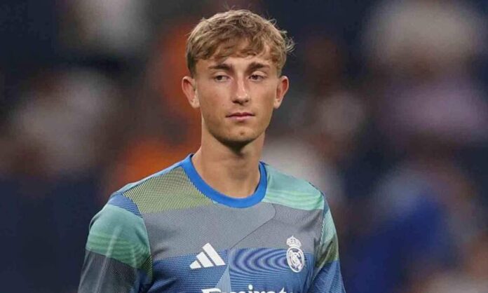 Dean Huijsen durante un calentamiento con el Real Madrid.