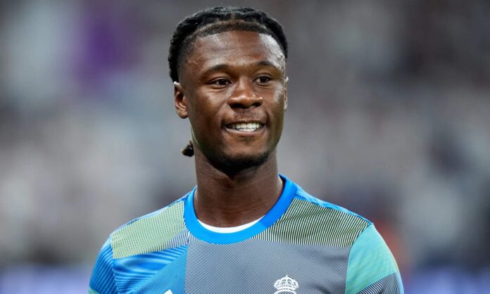Eduardo Camavinga durante un calentamiento con el Real Madrid.