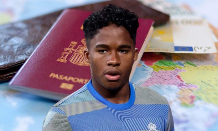 El problema que tiene Endrick para nacionalizarse español Endrick con la sudadera del Real Madrid y un pasaporte.