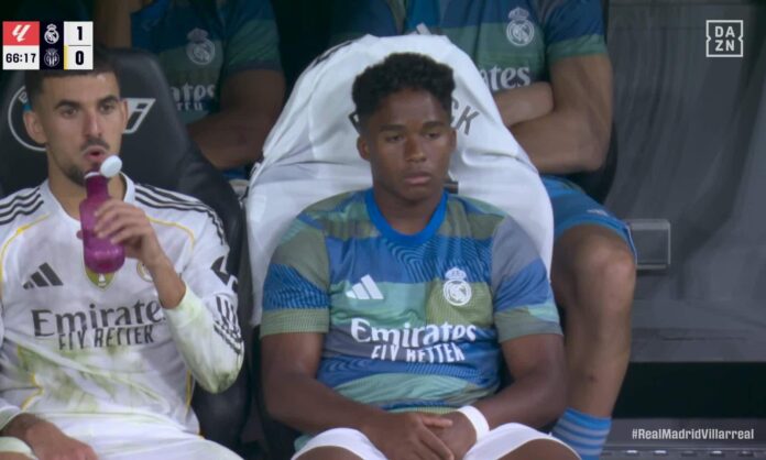 Endrick en el banquillo durante el Real Madrid - Villarreal. 