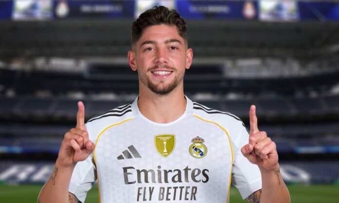 Fede Valverde con la camiseta del Real Madrid y el Santiago Bernabéu.