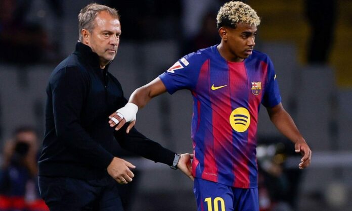 Hansi Flick y Lamine Yamal durante un partido del Barcelona. 