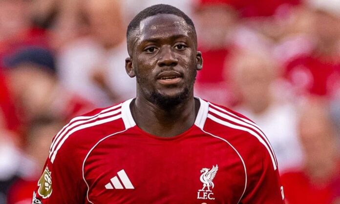 Ibrahima Konaté disputando un partido con el Liverpool. 