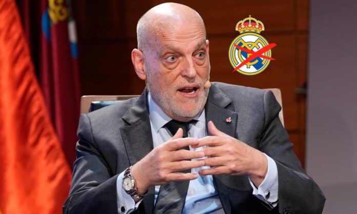 Tebas se la juega al Real Madrid con los horarios Javier Tebas y el escudo del Real Madrid tachado.