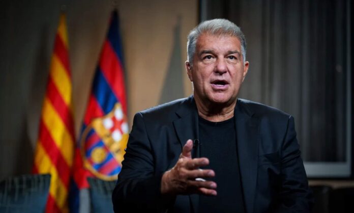 Laporta vuelve a atacar al Real Madrid antes de El Joan Laporta, con rostro serio, en un encuentro reciente con los canales oficiales del Barcelona.