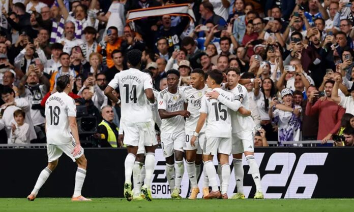 El Real Madrid cierra filas tras el ataque a 3 Los futbolistas del Real Madrid, celebrando uno de los goles ante el Barcelona en el partido del domingo pasado en el Santiago Bernabéu.