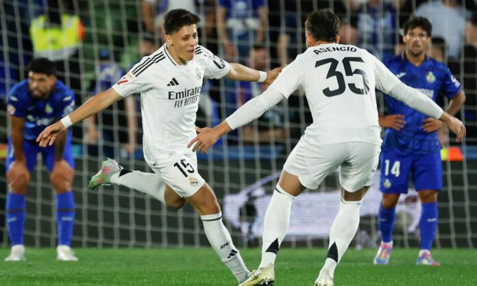 Arda Güler y Raúl Asencio jugando contra el Getafe en el Coliseum.