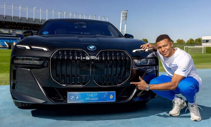Kylian Mbappé promocionando su nuevo coche de la marca BMW.