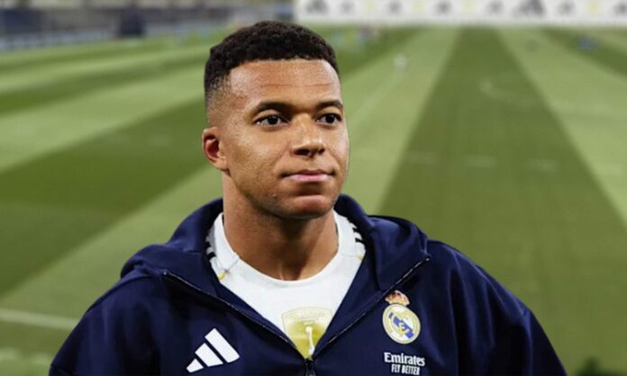 Kylian Mbappé con la sudadera del Real Madrid y el campo de Valdebebas.