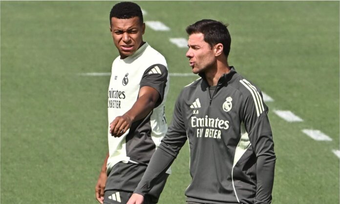 Kylian Mbappé y Xabi Alonso, durante un entrenamiento reciente del Real Madrid en la Ciudad Deportiva de Valdebebas.