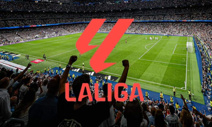 Qué dice la Liga sobre cerrar el techo del Bernabéu El logo de LaLiga y el Santiago Bernabéu.