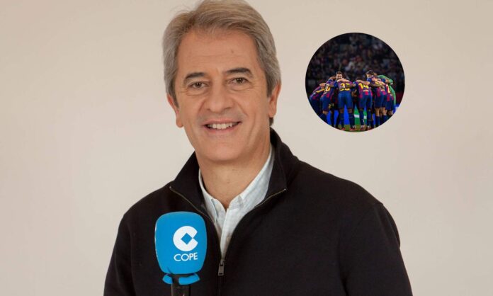 Manolo Lama con un micrófono de COPE y jugadores del Barcelona.