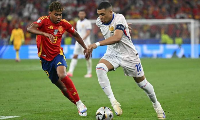 Mbappé encarando a Lamine Yamal en un partido entre Francia y España. 